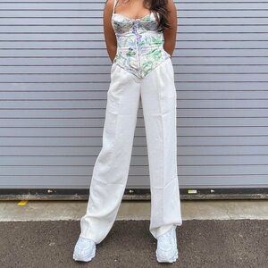 Aritzia/Wilfred The Carrot Pant™
High-waisted wide-leg crepe trousers